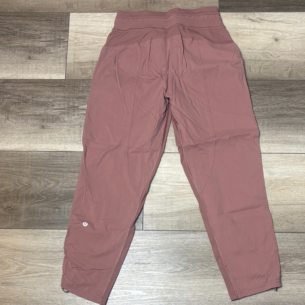 Lululemon Athletica Red Dust Dance Studio Crops Size 4 - Picture 9 of 11